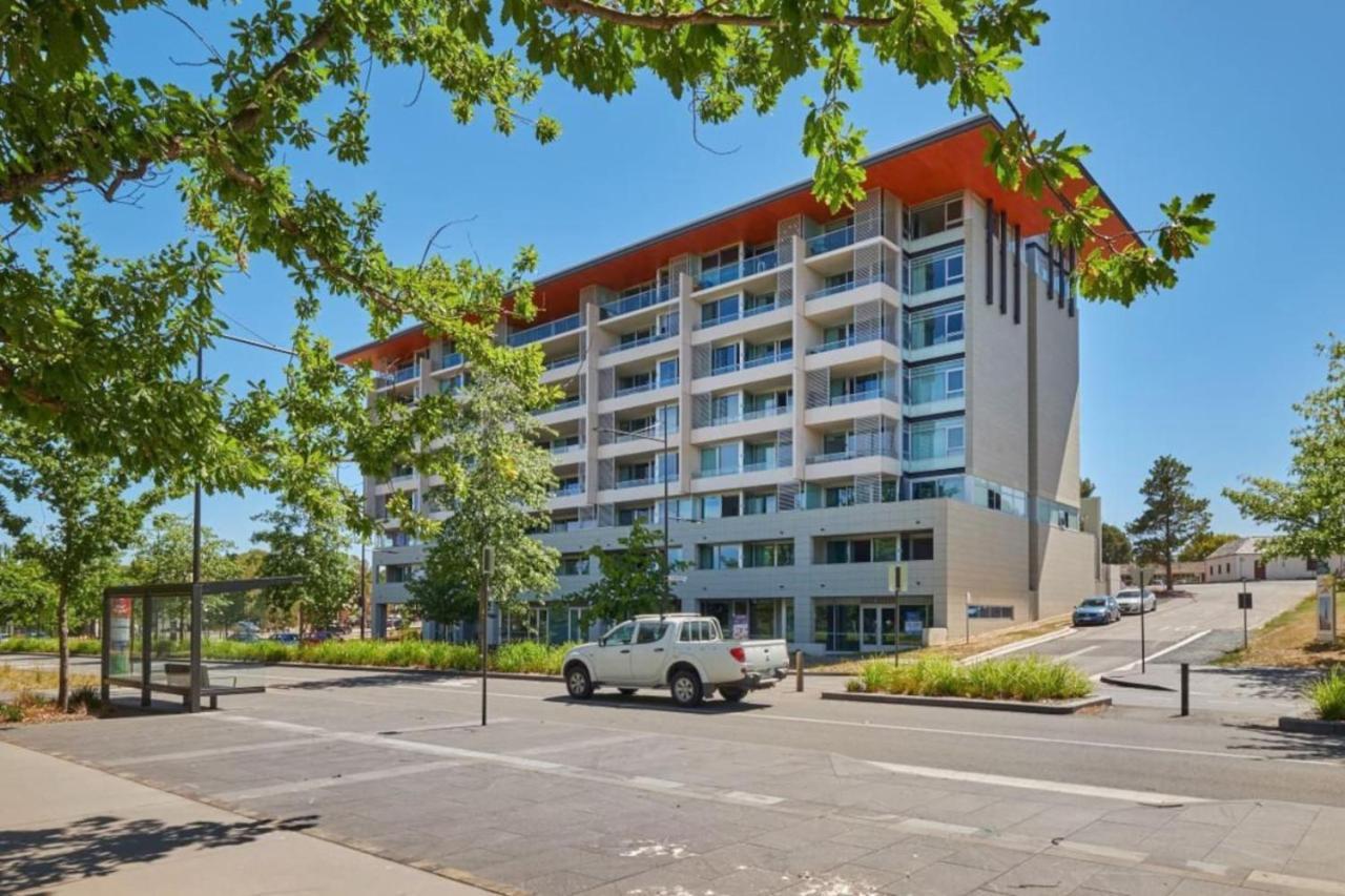 Homely Modern Apt By Lake Between City And Russell Canberra Exterior photo